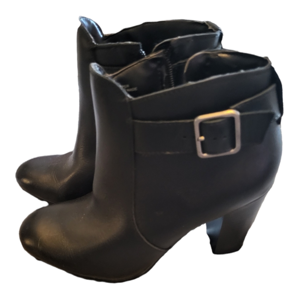 Liz Claiborne LC HARRY size 7 Black Leather ankle boots.  Nwot